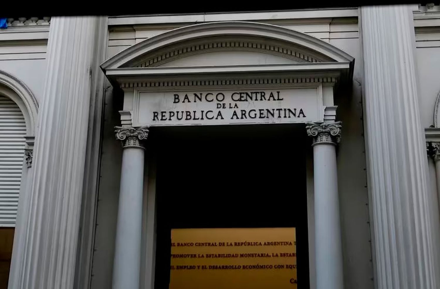 En poco más de un mes, la entidad aplicó tres recortes de la tasa, de 100% anual a 80% en marzo pasado y luego de 80% a 70%, hace 15 días.