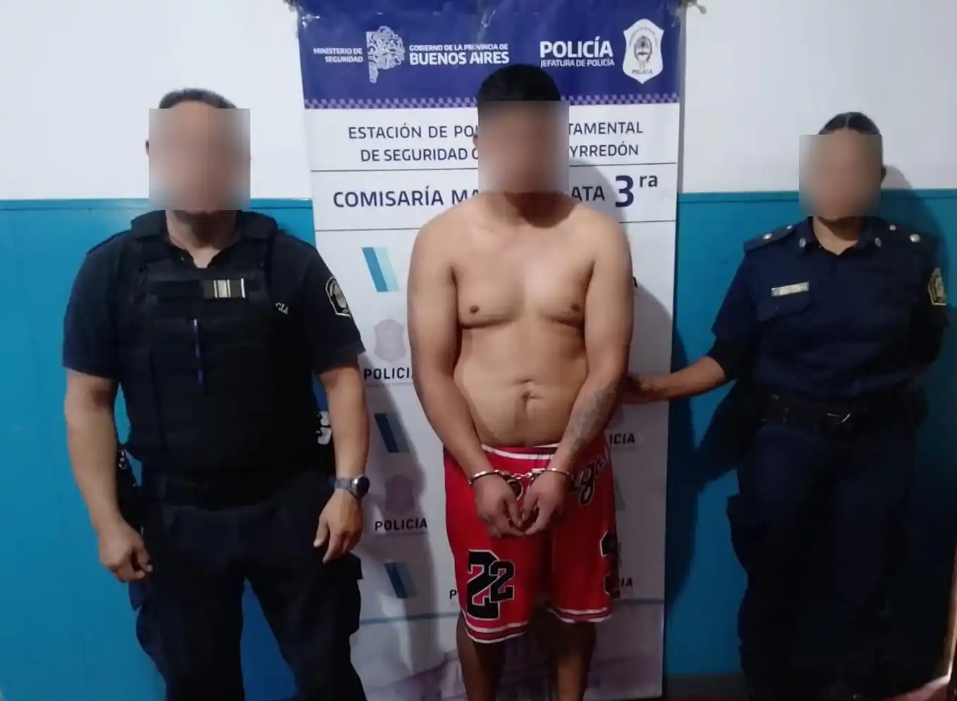 El hombre se tornó agresivo y arremetió contra el personal policial mediante golpes de puño.