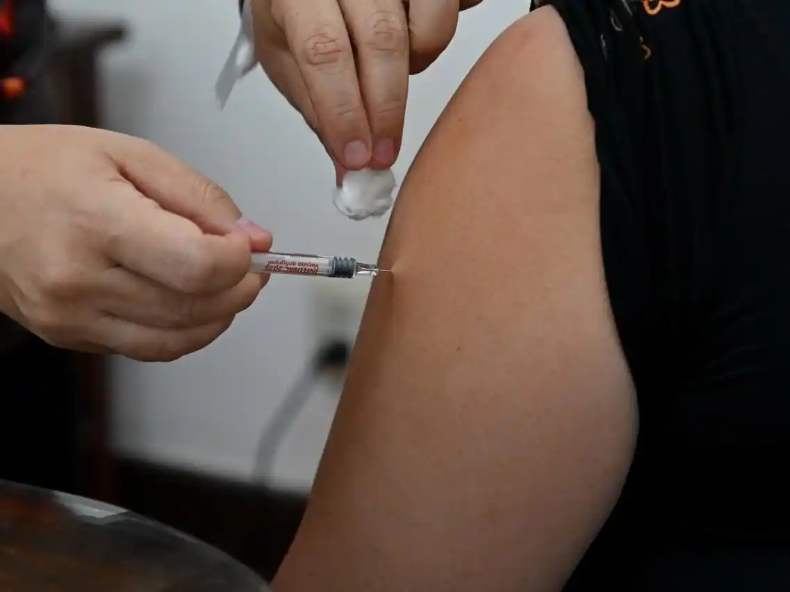 El operativo continuará de manera progresiva a medida que se reciban nuevas dosis.