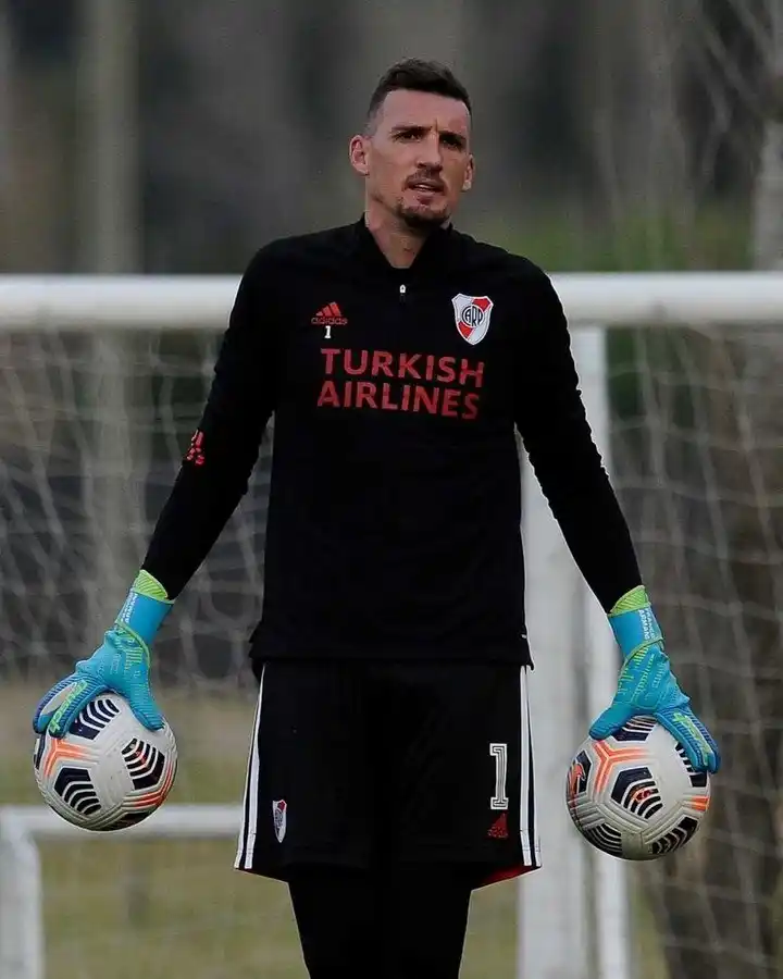 Armani evoluciona de la lesión en la rodilla.