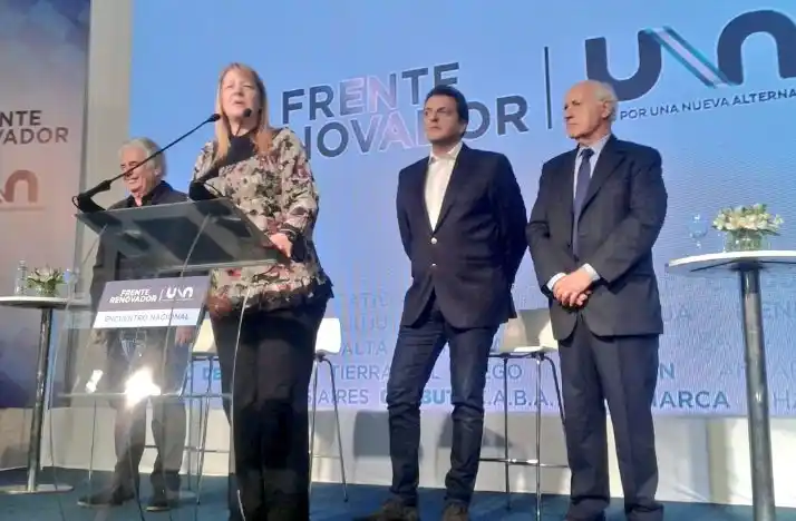 Stolbizer en congreso del massismo: "Éste es el lugar donde debo estar"