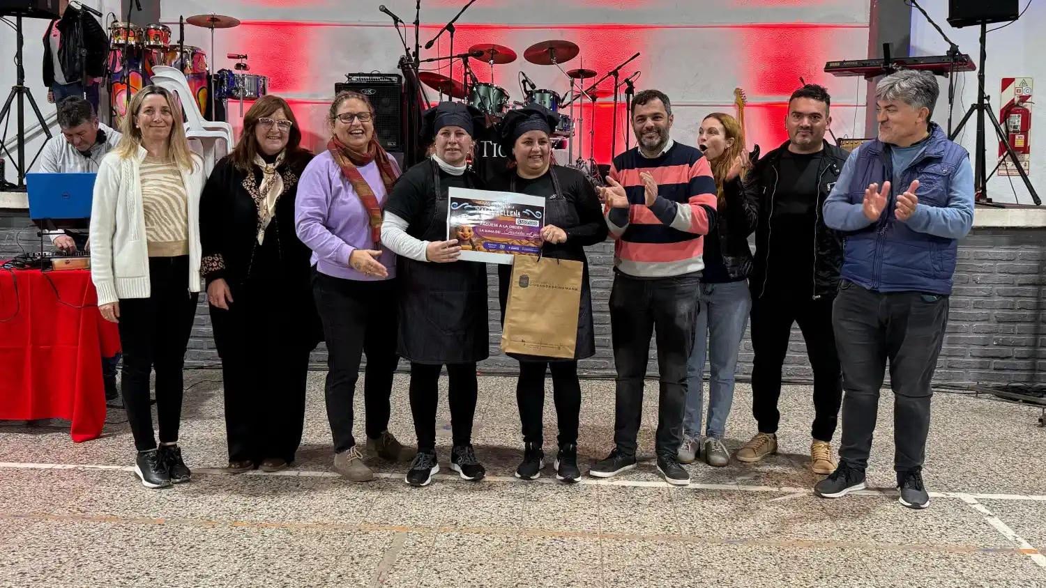 Luciana y Carolina Beltramino, del comedor Club La Flor, recibieron el premio mayor.