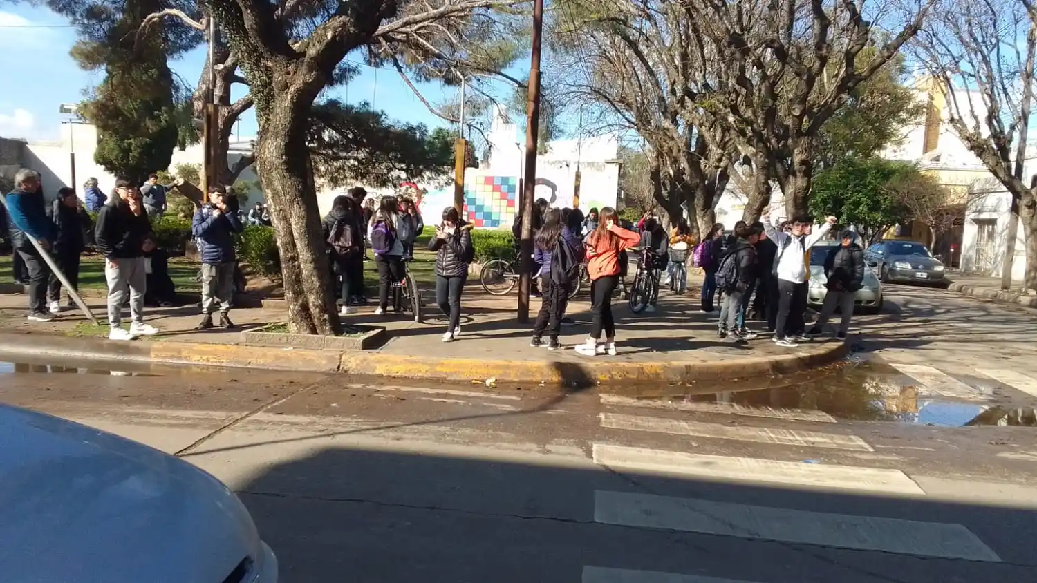 Alumnos de la Escuela Comercial evacuados en la plaza hasta tanto termine la requisa de las fuerzas de seguridad en el estrablecimiento.