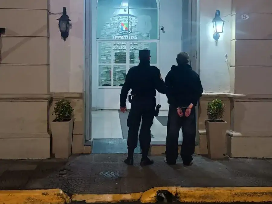 Lo echaron del boliche, se puso agresivo con la Policía y terminó en la Jefatura