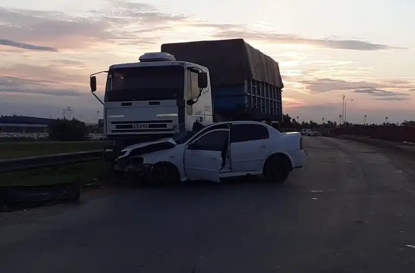 Choque frontal entre un auto y un camión dejó tres heridos, uno se encuentra grave