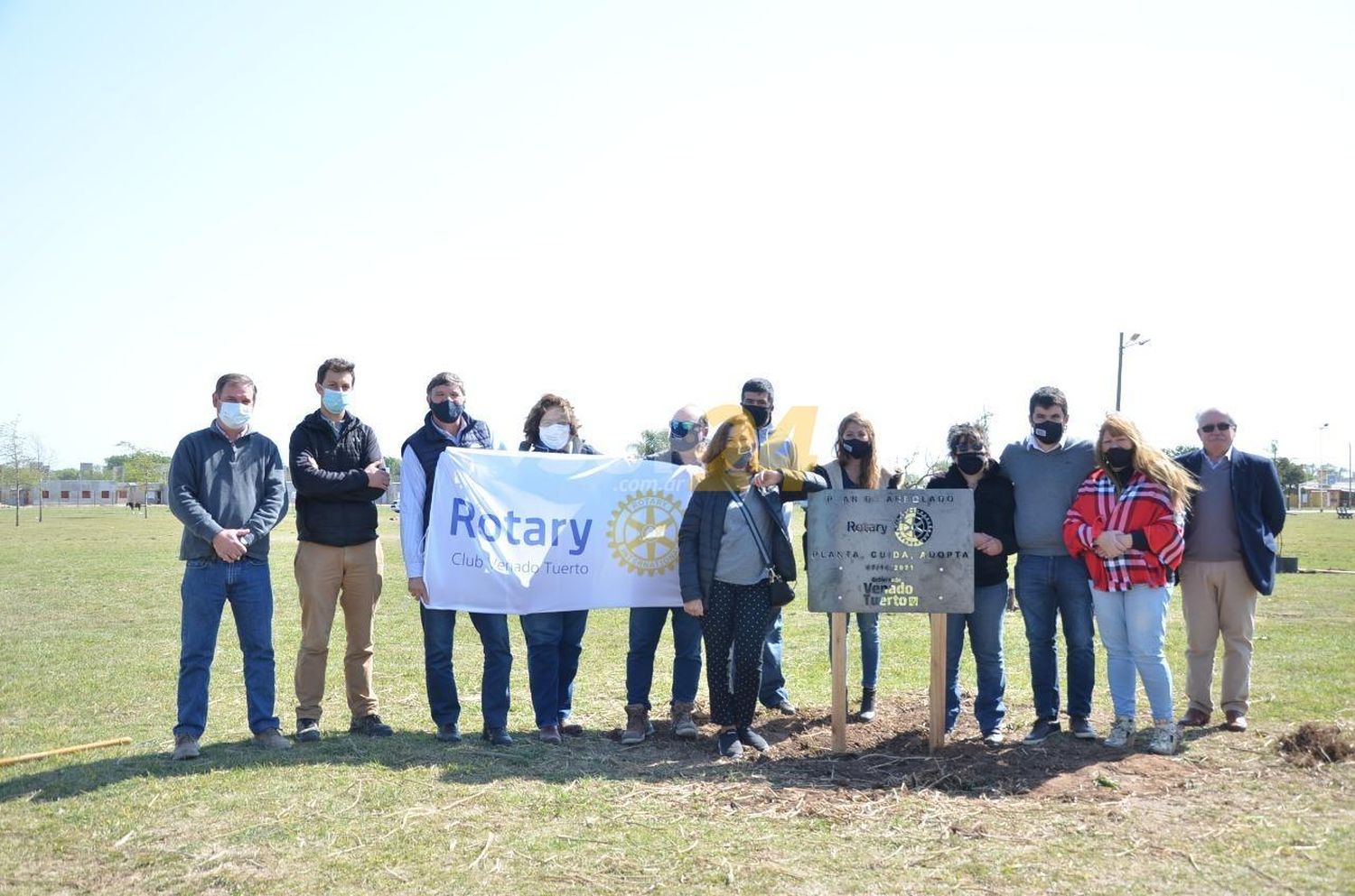 El Gobierno Municipal y Rotary Club Venado Tuerto plantaron cien árboles en plaza “Papa Francisco”