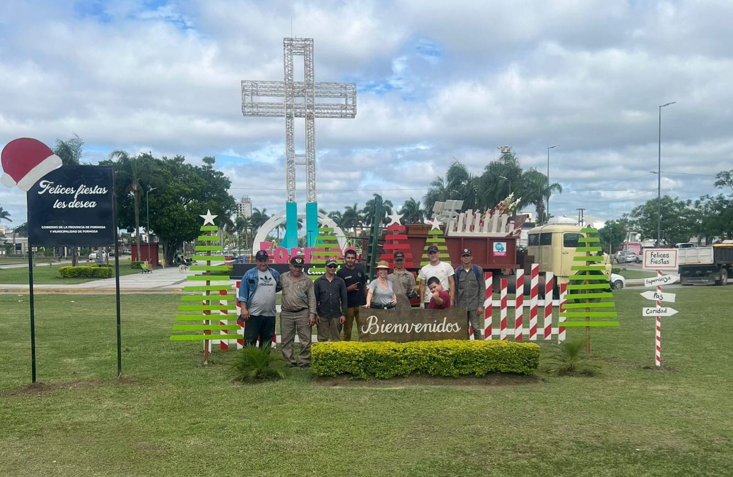 Comenzaron a engalanar la ciudad con ornamentación navideña