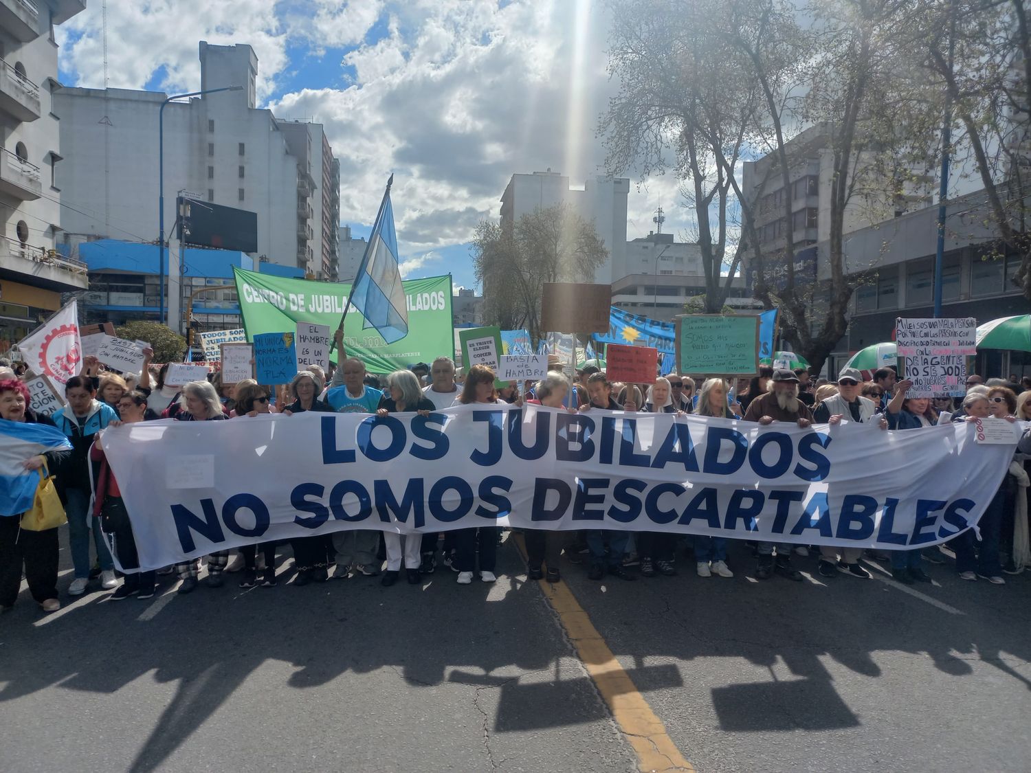 Los jubilados tomaron las calles de Mar del Plata, en protesta con las políticas del presidente Javier Milei.