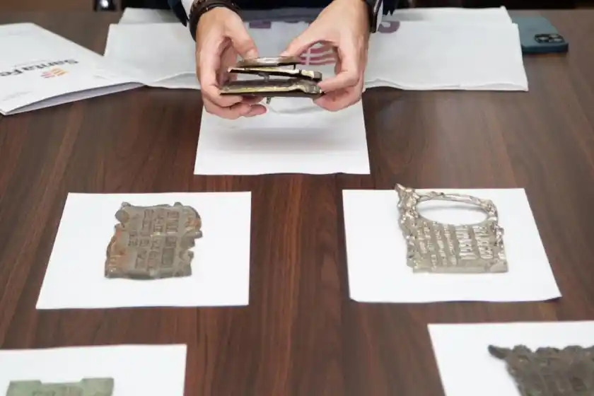 Placas de cementerios recuperadas.