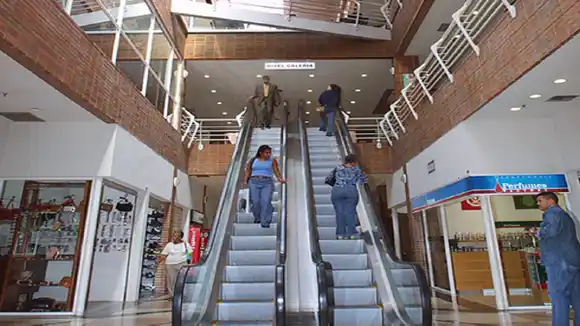 ¡UN VERDADERO HÉROE DE CENTRO COMERCIAL! Vigilante ataja a niña que cayó de escaleras mecánicas en Petare (+VIDEO)