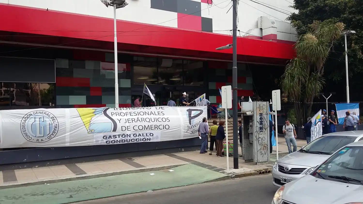 Jerárquicos de Comercio protestaron en un Carrefour de Vicente López