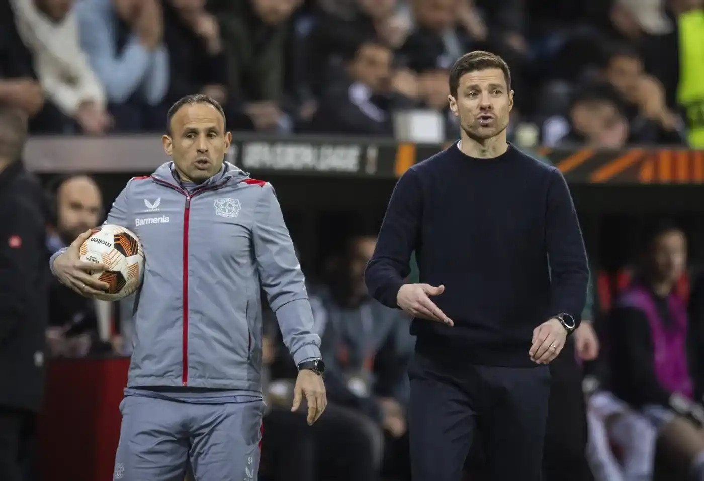 Parrilla junto a Xabi Alonso, en la campaña histórica con el Bayern Leverkusen.