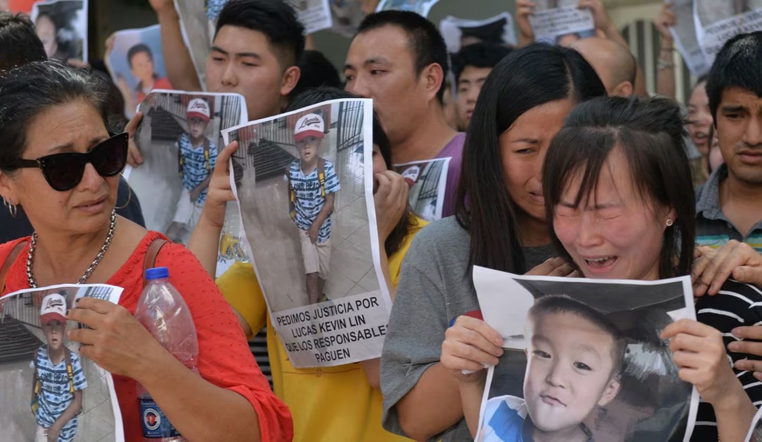 Los familiares de Lucas Lin durante una de las manifestaciones en pedido de justicia