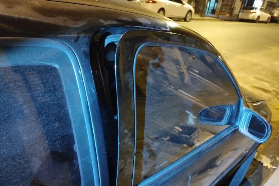 Hurgando en un auto ajeno: rompió la puerta e intentó sacar los parlantes