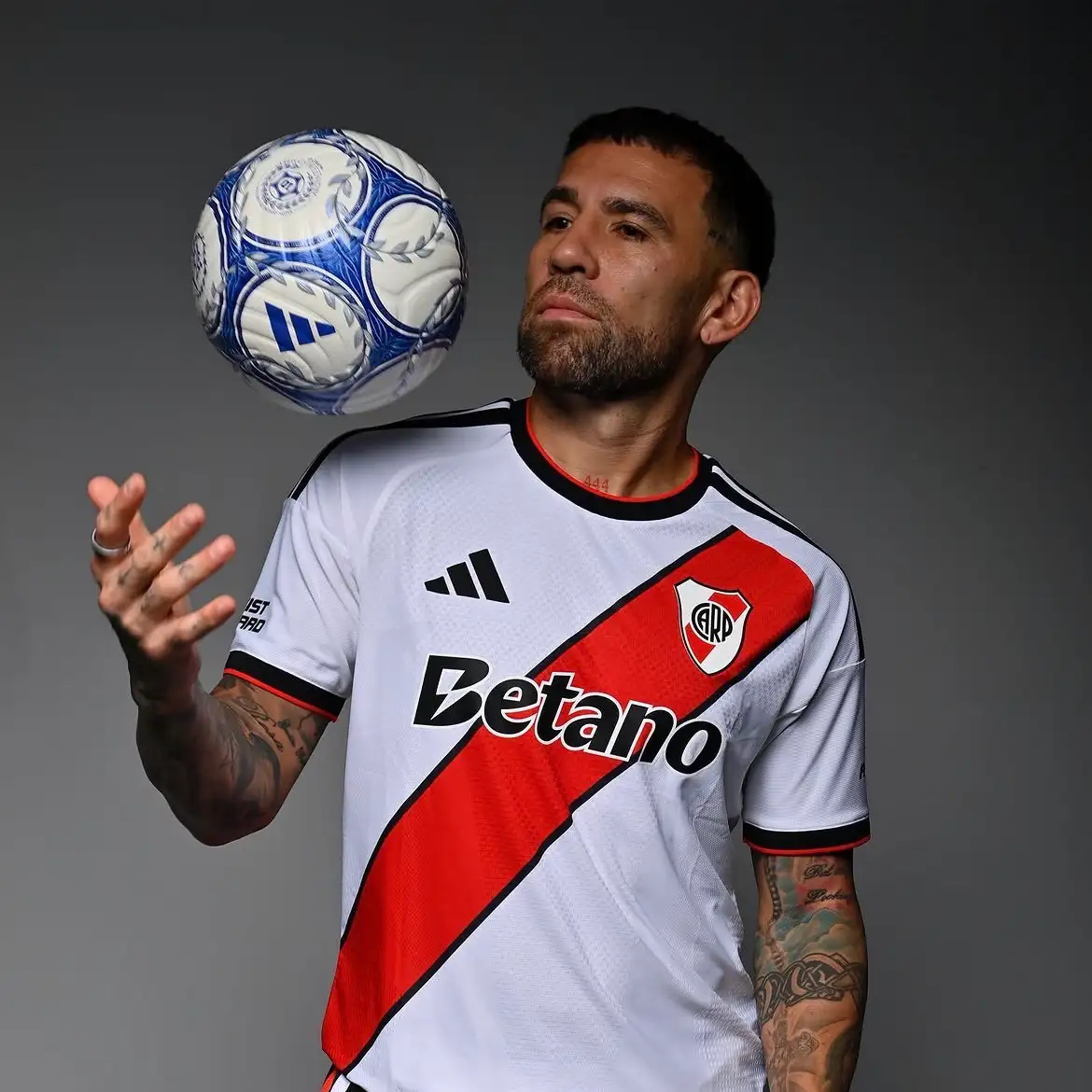 River presentó su nueva camiseta titular con un guiño a la historia del club