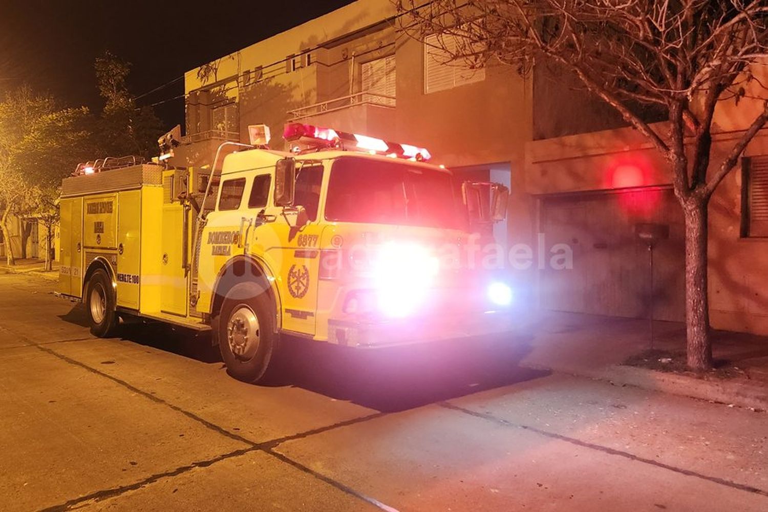 Susto en barrio 9 de Julio: los Bomberos intervinieron de urgencia en un incendio en un departamento