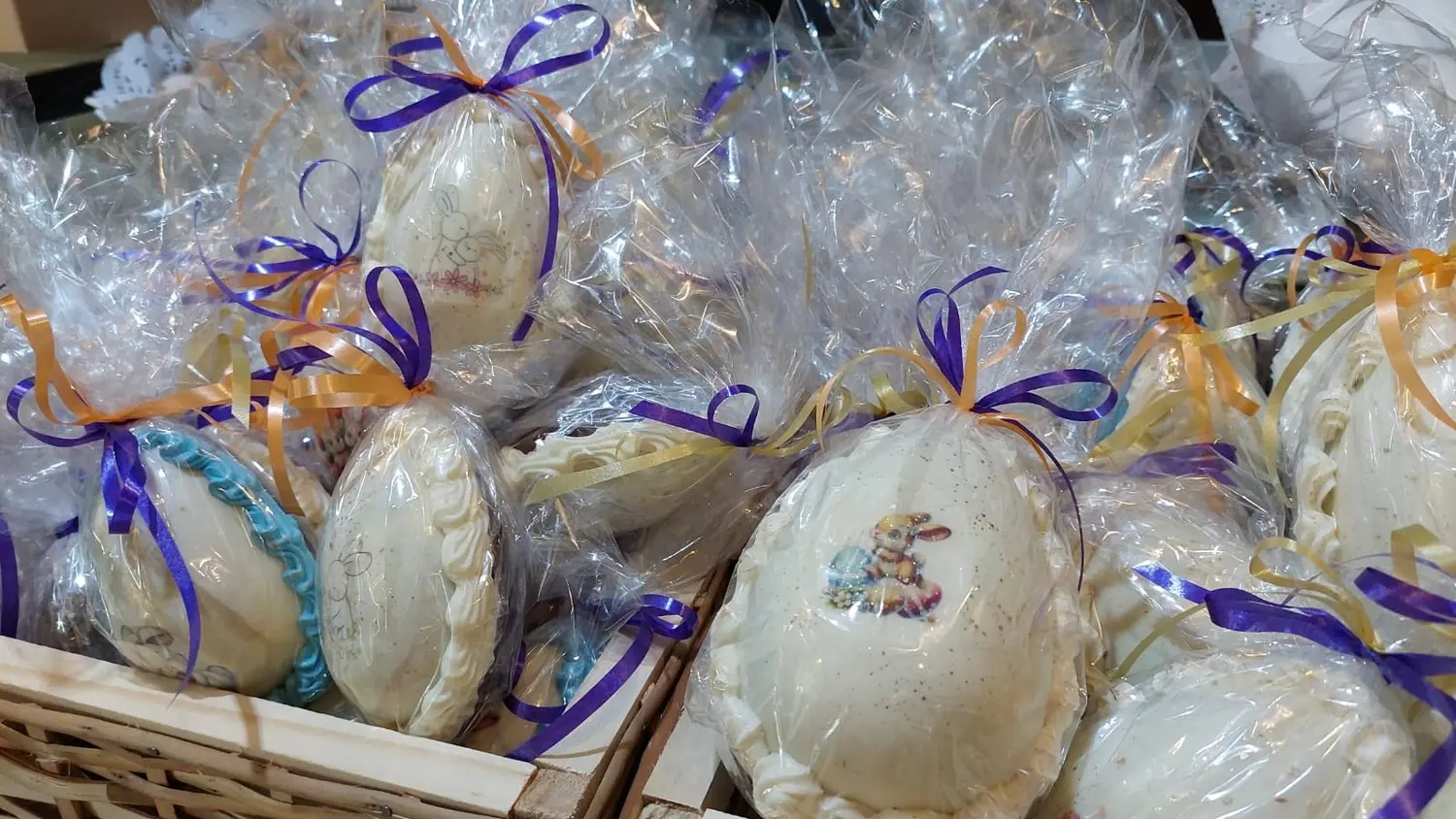 Huevos con cobertura de chocolate y estampas.