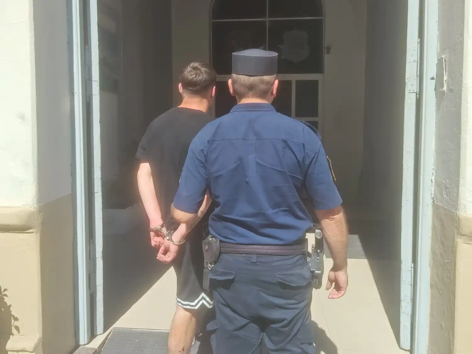 Insólito: un joven gualeguaychuense entró a robar al negocio de la pareja de su mamá