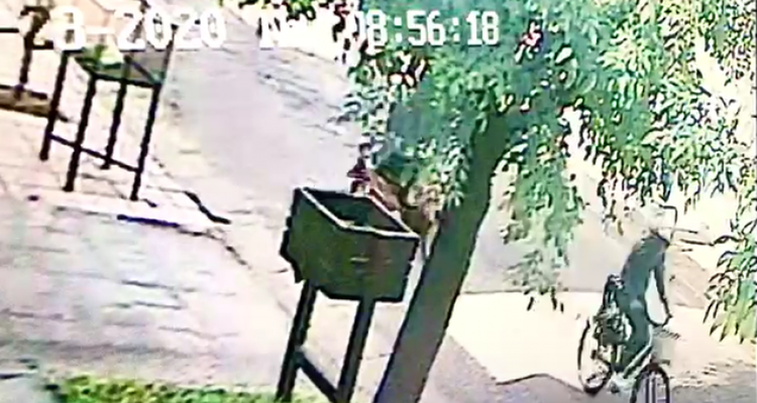[VIDEO] Delincuentes robaron bicicleta afuera de un negocio y cámaras de seguridad registraron el momento