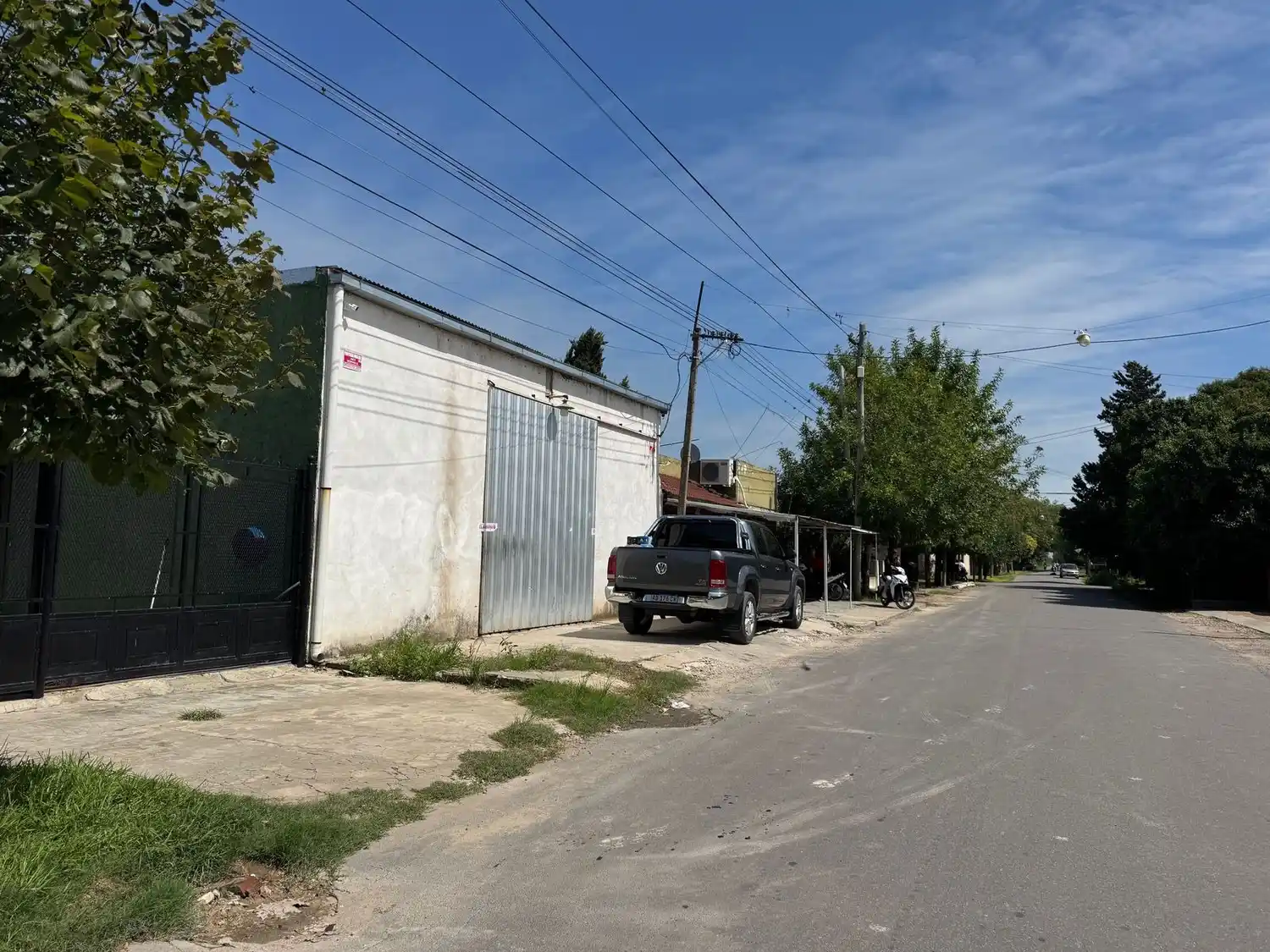 El depósito de Novella Gas, con la faja de clausura.