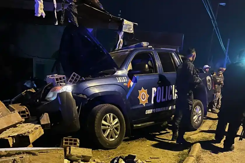 Un patrullero chocó y destruyó una vivienda en zona noroeste