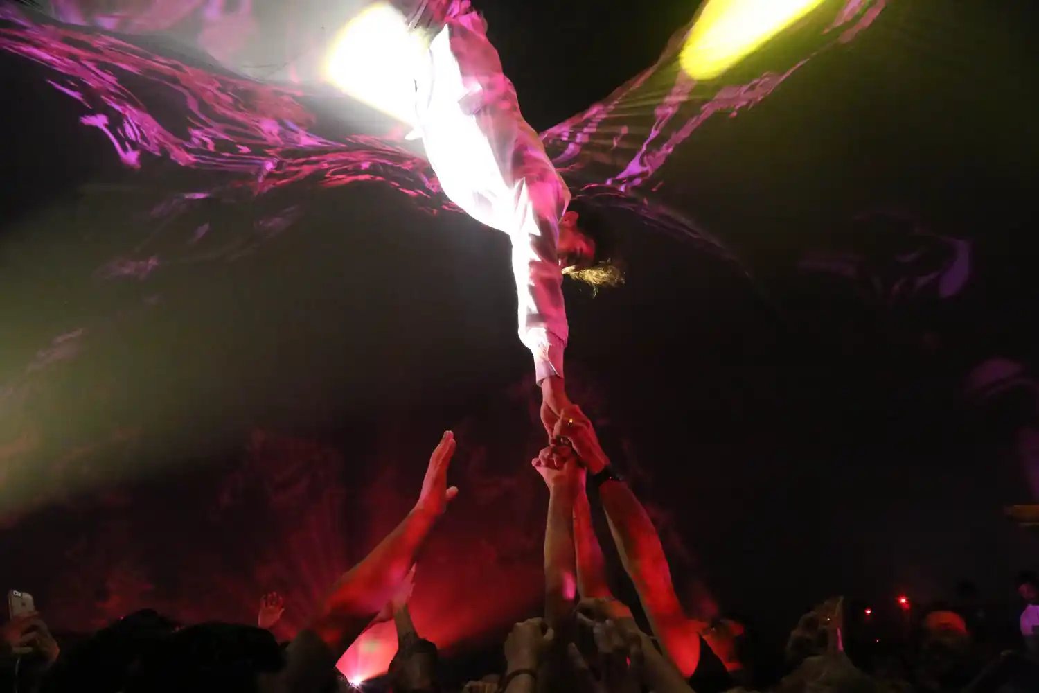 Fuerza Bruta abrió la temporada en Mar del Plata