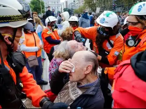 Nuevas corridas y tensión en la manifestación de jubilados frente al Congreso