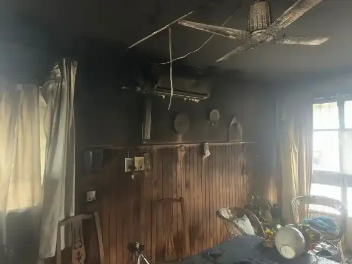 Bomberos salvaron a una mujer mayor de edad atrapada en el incendio de su vivienda