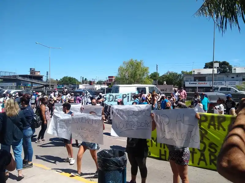Desalojados del barrio Stone protestan en la municipalidad de Escobar: Piden que el Intendente "cumpla lo que prometió"