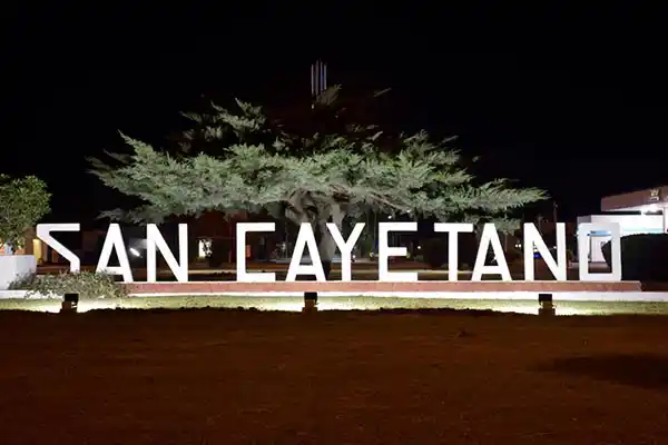 Iluminaron cartel del acceso a la ciudad de San Cayetano