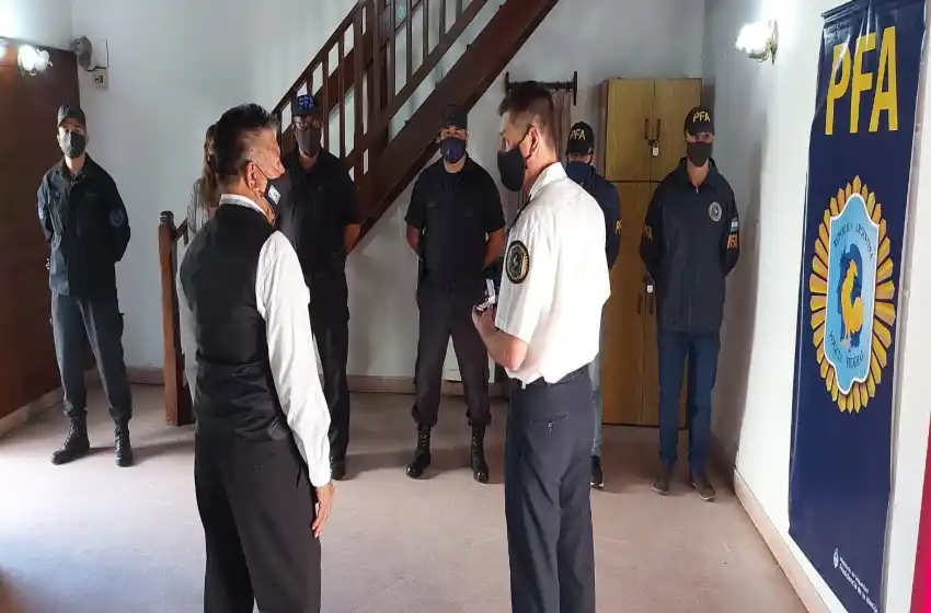 Entrega de medalla a personal retirado de la Policía Federal en sede de Pinamar