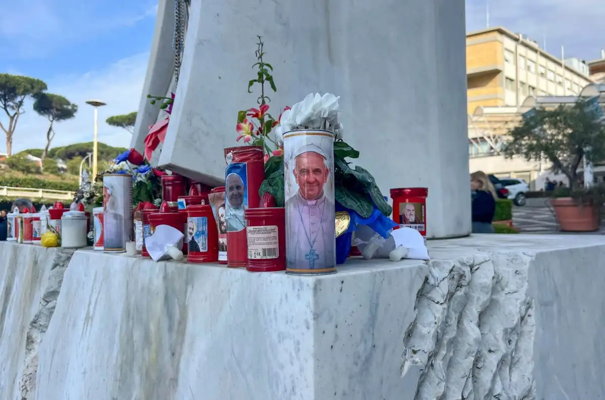 Rezan por el Papa Francisco en el Vaticano