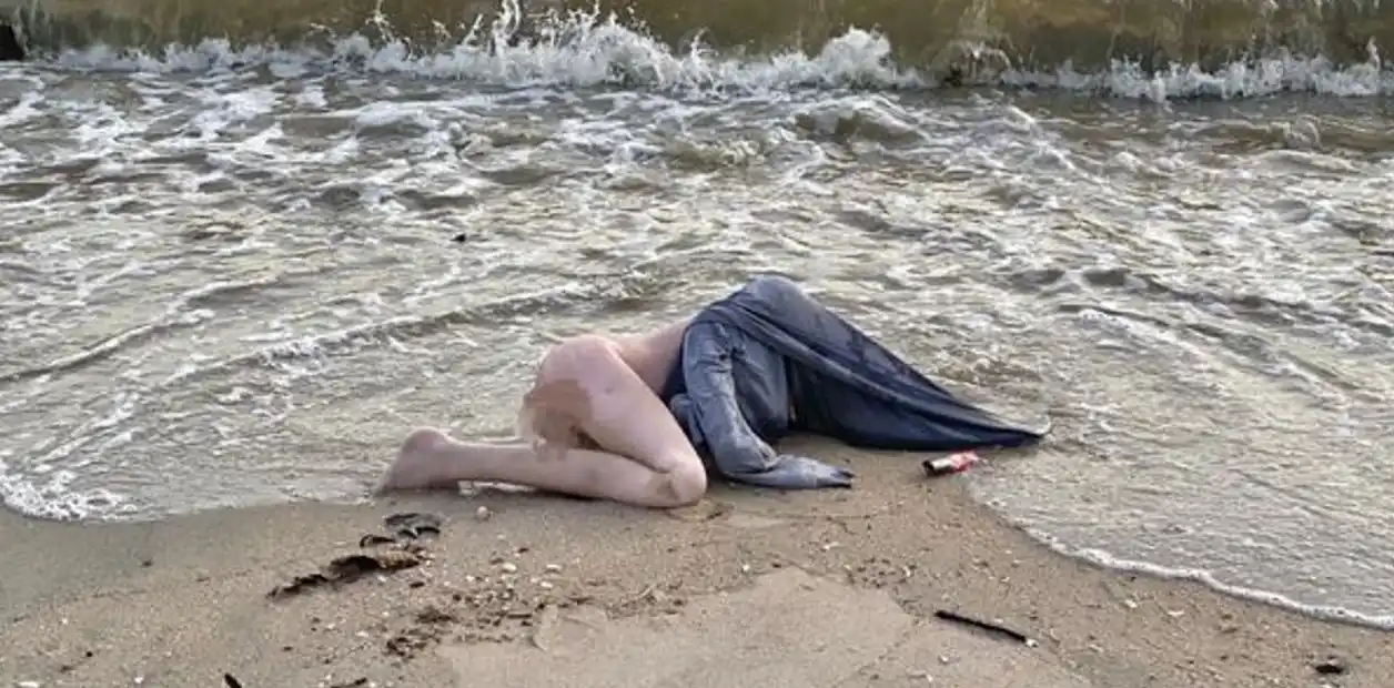 Pensaban que era una mujer asesinada en la playa y llamaron a la Policía: se llevaron una sorpresa