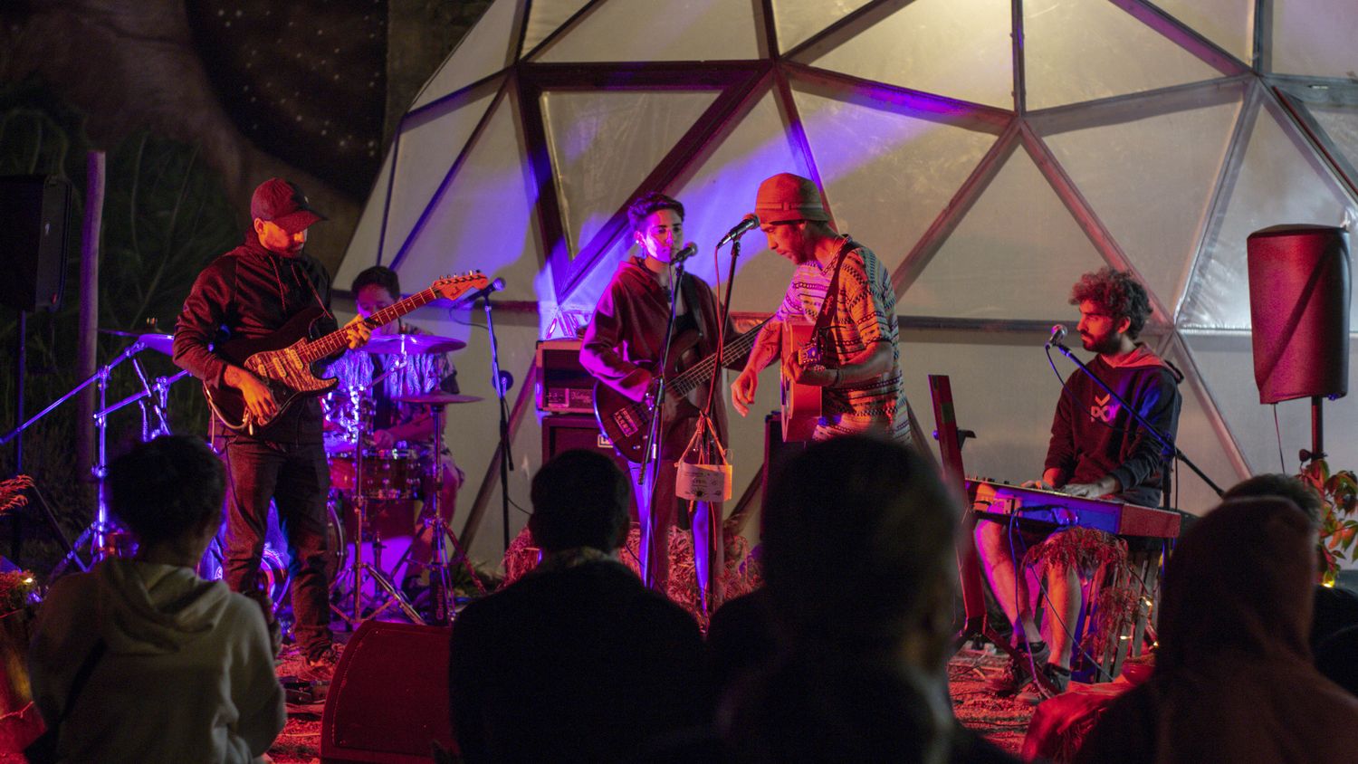 Agosto Almendro, una banda de amigos que no tiene límites a la hora de crear