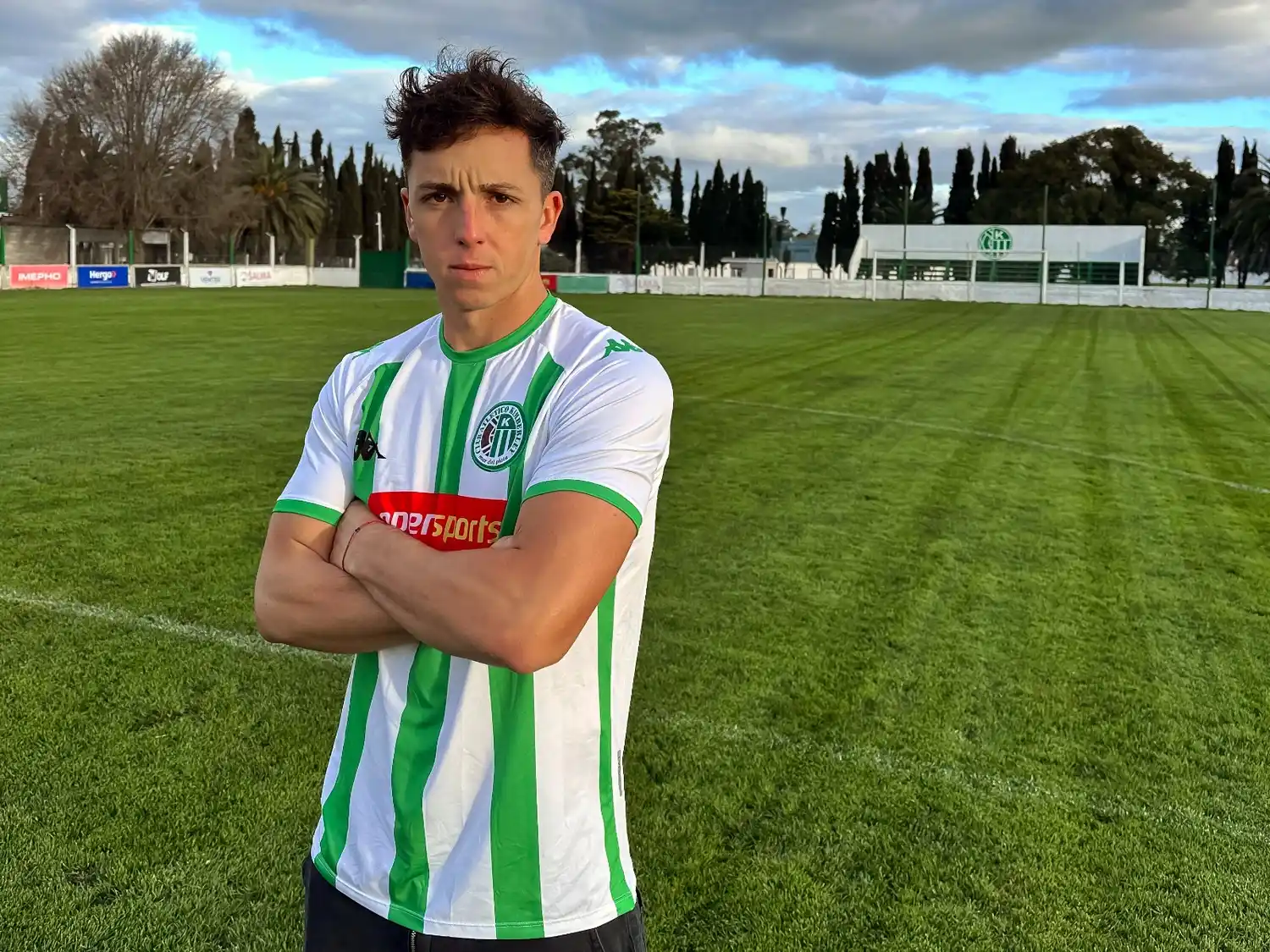 Vignati posando con la camiseta del “Dragón” (FOTO: Prensa Kimberley)