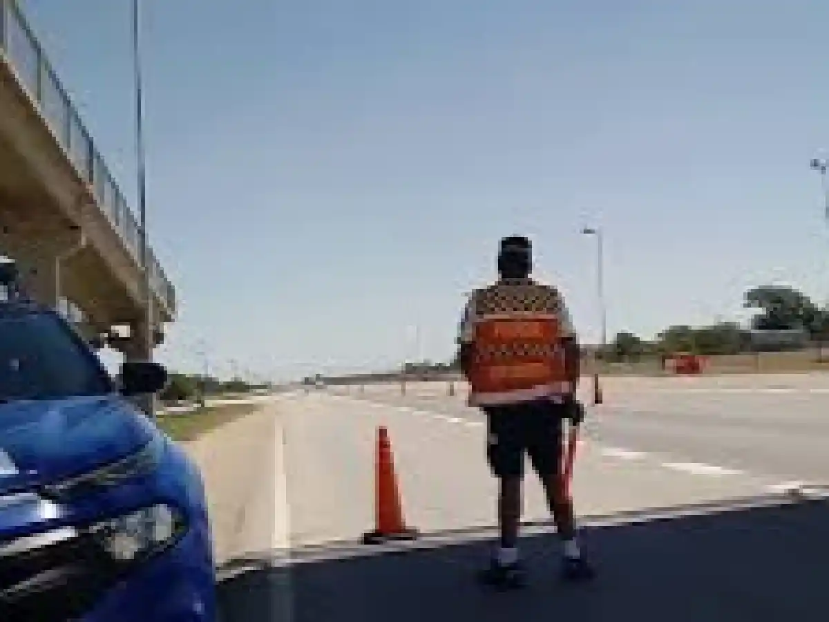 Sancionan a policías por robarle dinero a un automovilista  Copyright (C) Diario Resumen - https://www.resumendelaregion.com/sancionan-a-policias-por-robarle-dinero-a-un-automovilista/ .