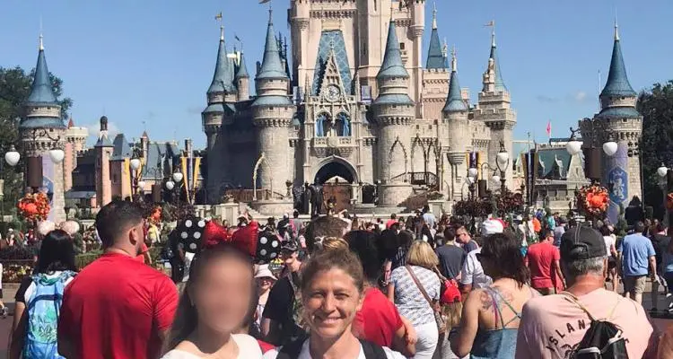Investigación en marcha para saber si una docente viajó a Disney  con licencia médica