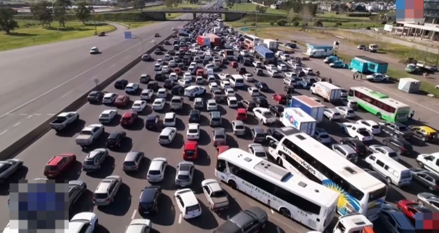 El peaje de Hudson para encarar ruta 2 está colapsado. Foto: captura TN