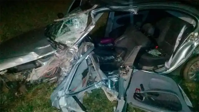 Un choque frontal entre un auto y una camioneta dejó como saldo seis heridos