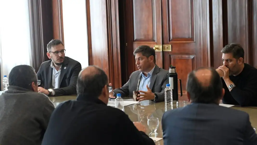 El gobernador bonaerense, Axel Kicillof, convocó para este viernes a una cumbre de intendentes con el propósito de ordenar la campaña electoral de cara a octubre.