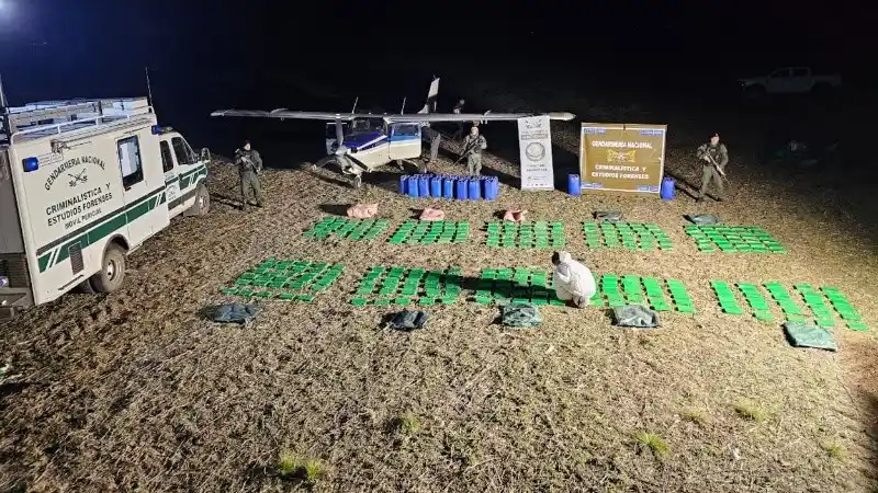 Hay dos hermanos prófugos por la avioneta encontrada con cocaína en Villa Eloísa y uno de ellos cumplía prisión domiciliaria