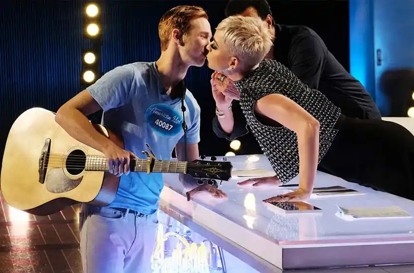Polémico: Katy Perry besó a un concursante de American Idol sin consentimiento