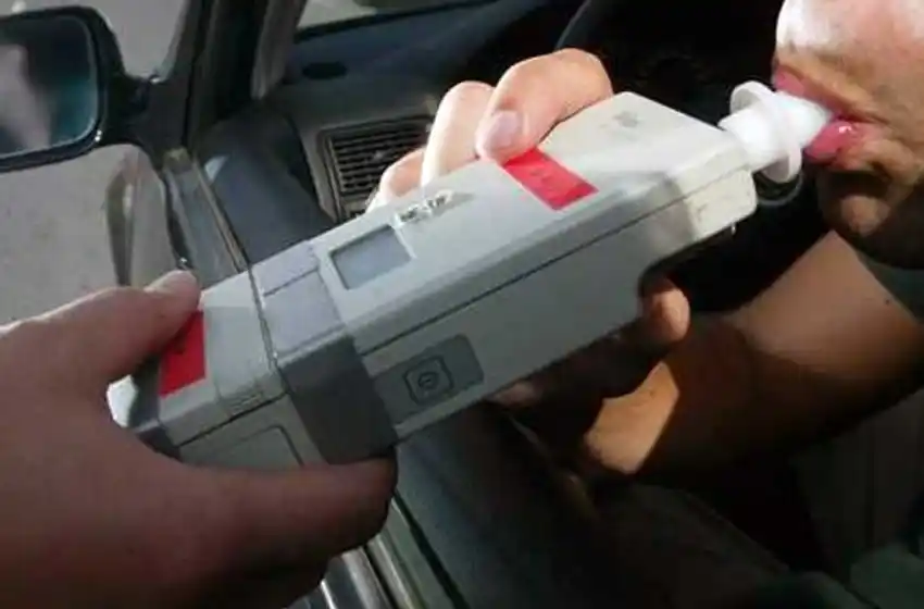 Empleada municipal chocó con 2,75 de alcohol en sangre: la suspendieron por 10 días