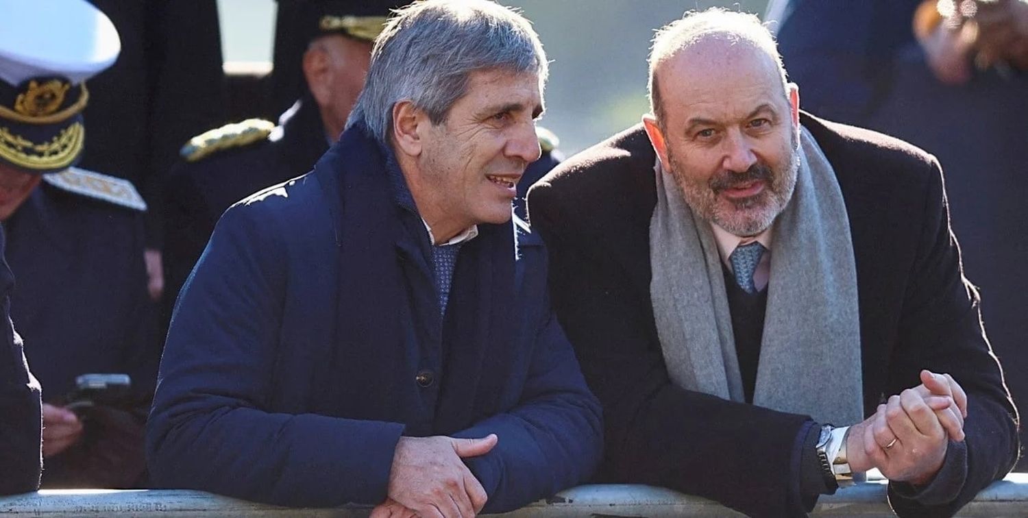 El ministro de Economía, Luis Caputo, junto al ministro de Desregulación y Transformación del Estado, Federico Sturzenegger. Foto: REUTERS / Matias Baglietto.