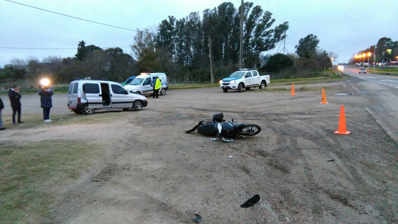 Una camioneta embistió una moto en ruta 12
