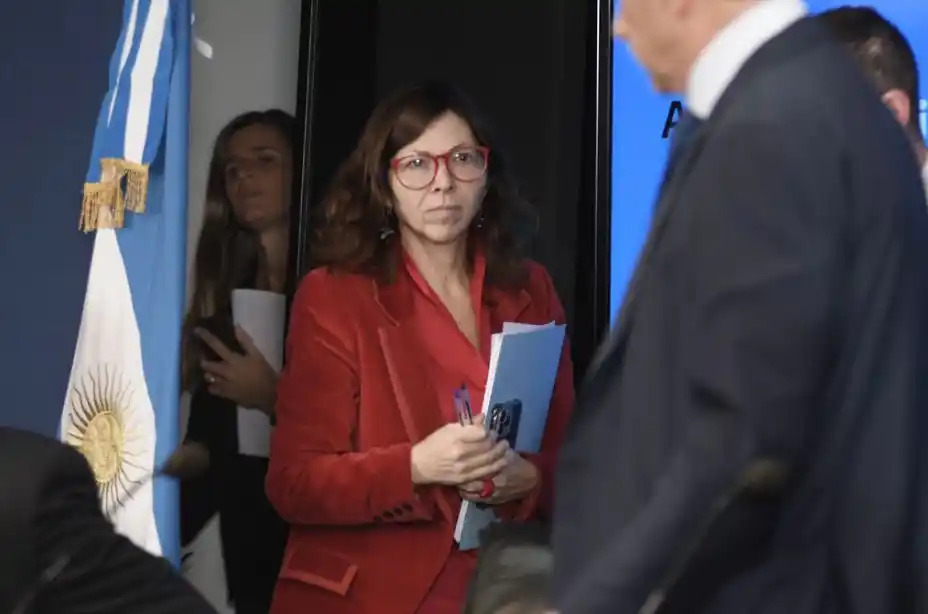 La Ministra Batakis busca el milagro de evitar que todo se vaya al carajo