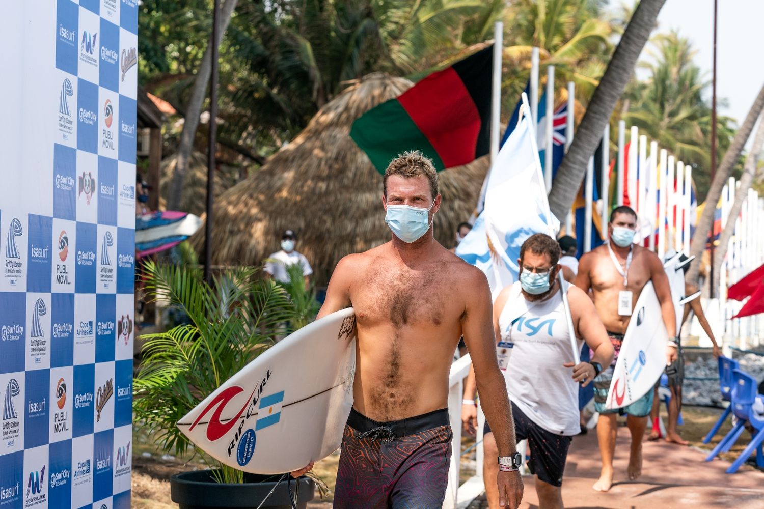 Leandro Usuna es el primer surfista olímpico de Argentina