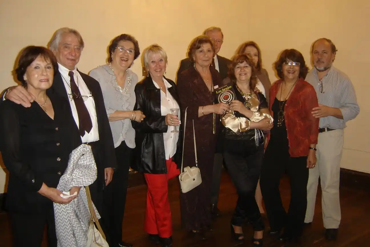 Eise y Elsa junto a amigos con motivo de la presentación de un libro-.