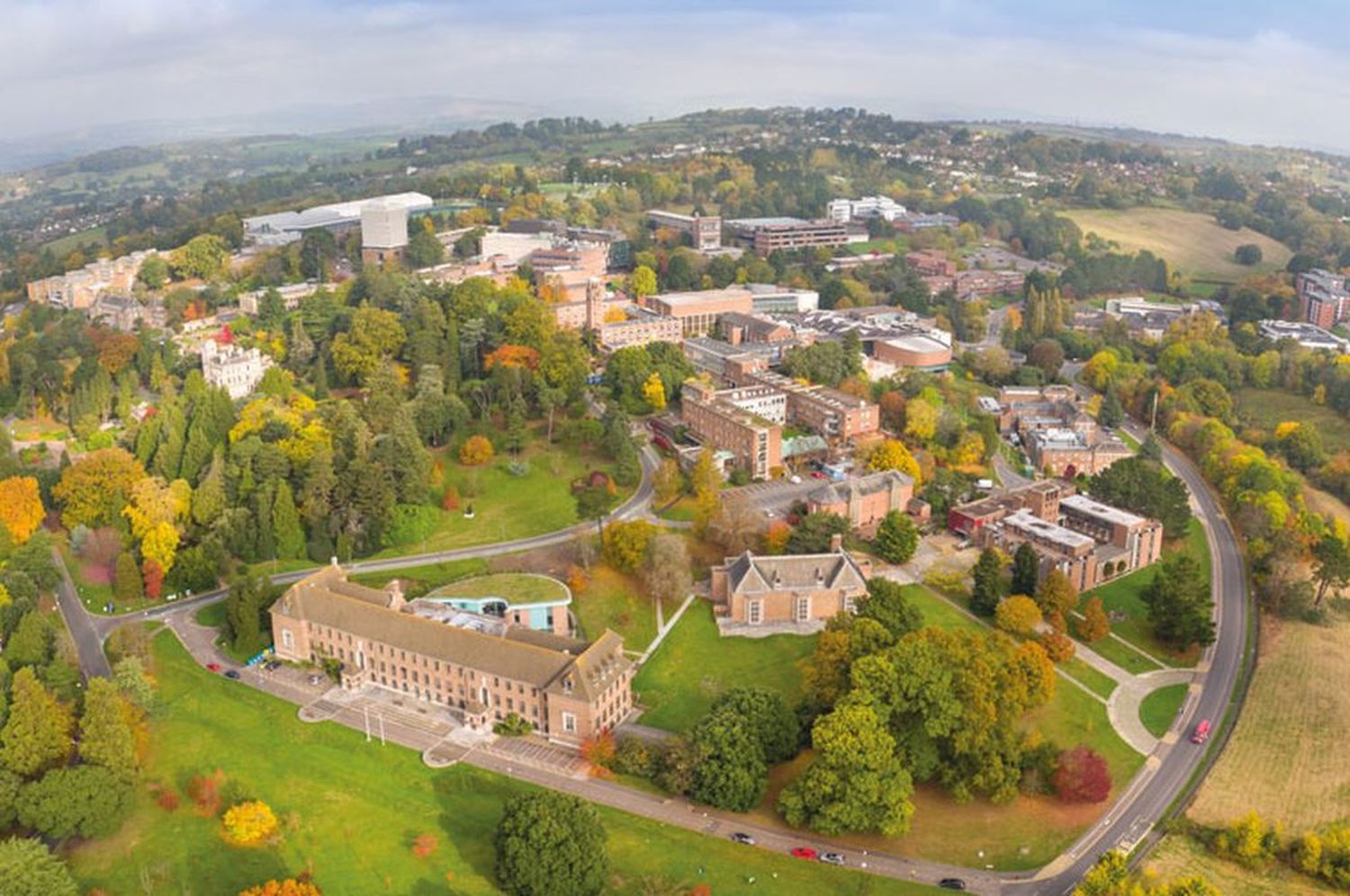 La Universidad de Exeter es una universidad pública situada en la ciudad de Exeter, Devon, en el suroeste de Inglaterra, en Reino Unido.