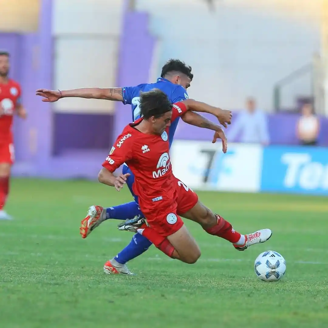 González Metilli lucha por la pelota.